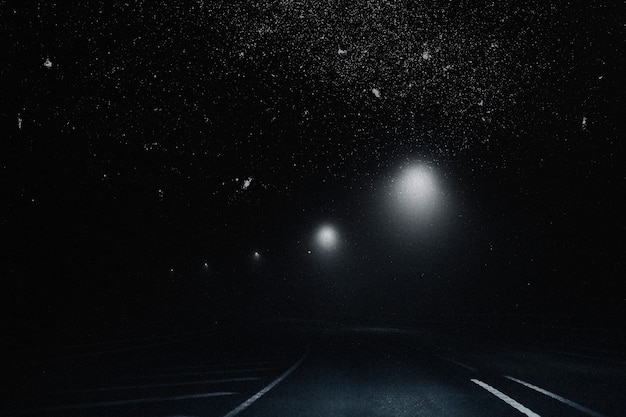 도로 리믹스 미디어가 있는 아름다운 별이 빛나는 하늘 배경 무료 사진