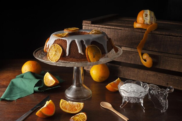 달콤한 설탕 장식으로 덮인 오렌지 케이크의 미학적 생생한 샷