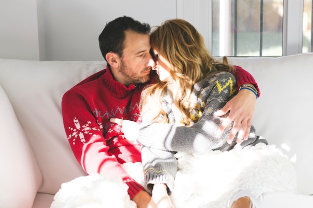 Free photo affectionate couple on couch