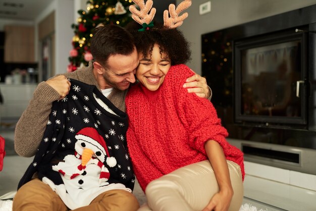 クリスマスに抱きしめる愛情のこもったカップル