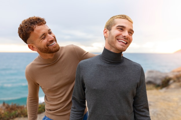 Foto gratuita affettuosa coppia gay che trascorre del tempo insieme sulla spiaggia