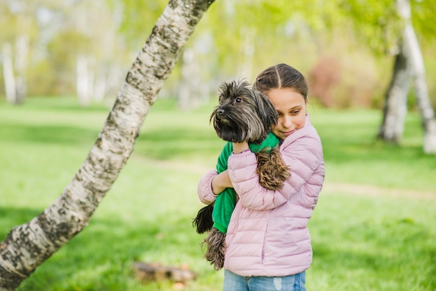 彼女の犬を包む愛情のある女の子