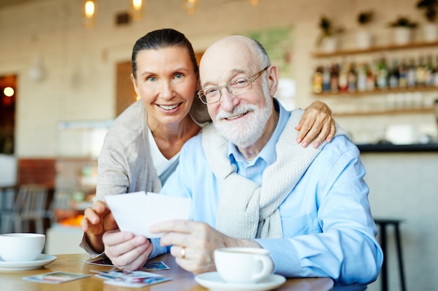 Free photo affectionate grandparents