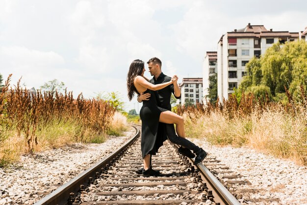 鉄道でダンスを愛する若いカップル