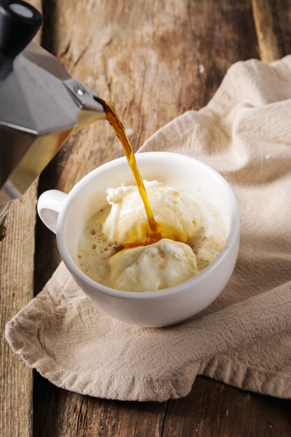 Кофе Affogato с мороженым на чашке