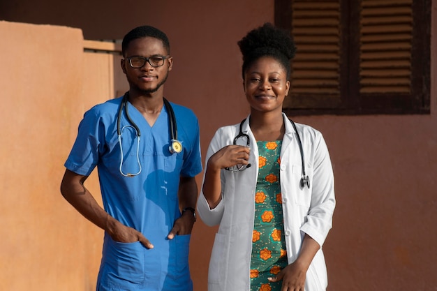 Foto gratuita medico dell'aiuto umanitario dell'africa che si prende cura del paziente