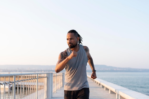 무료 사진 야외에서 운동하는 아프리카계 미국인 운동선수