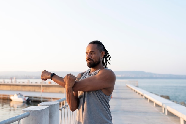야외에서 운동하는 아프리카계 미국인 운동선수