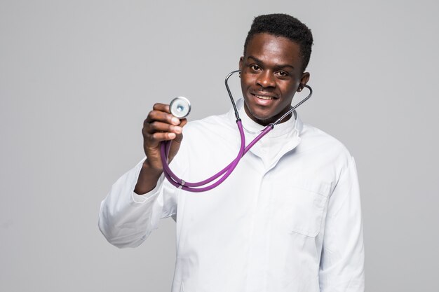 分離された聴診器でアフリカ系アメリカ人の黒い医者男白い背景。