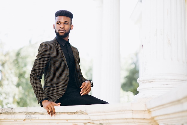 Free photo african american business man in suit