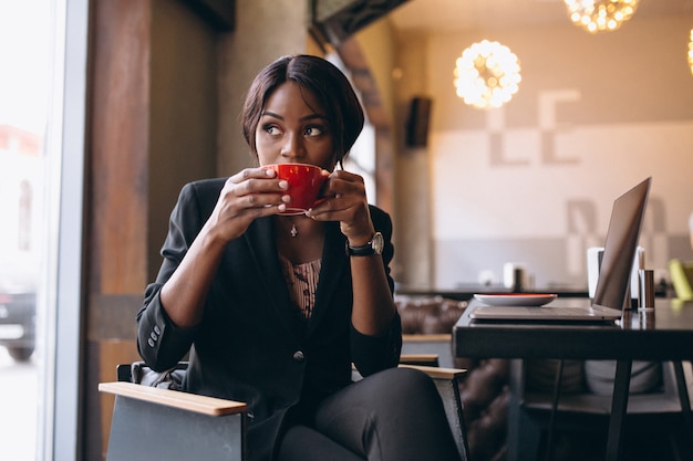 Афроамериканец бизнес женщина, пить кофе в баре