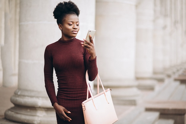 Donna di affari dell'afroamericano con il telefono