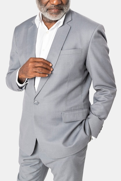 Uomo d'affari afroamericano in abito grigio ritratto in studio