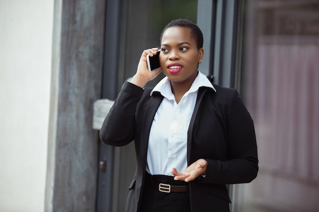 사무실 복장 웃는 아프리카계 미국인 사업가 전화 통화에 자신감이 보인다