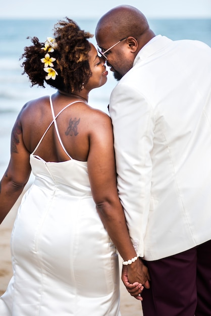ビーチで結婚するアフリカ系アメリカ人のカップル