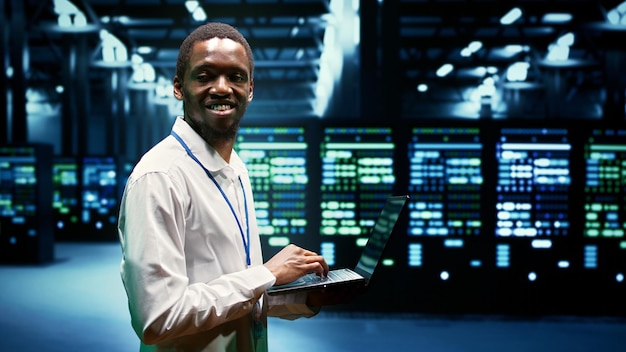 Free photo african american engineer inspecting interlinked computers creating server network high tech facility using parallel computing to perform complex calculations and process large amounts of data