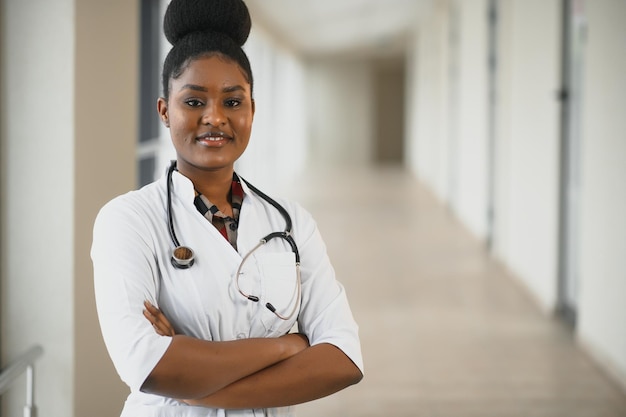 病院​の​廊下​で​アフリカ系​アメリカ人​の​女性​医師