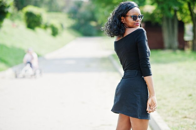 선글라스 검은 옷과 셔츠에 아프리카 계 미국인 여자 야외 포즈 유행 흑인 여성