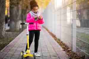 Free photo african american girl with phone