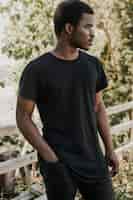 Free photo african american man in black t-shirt outdoors