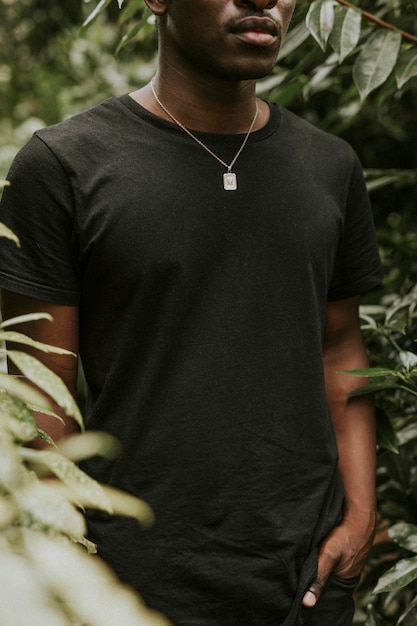 Free photo african american man in black t-shirt outdoors