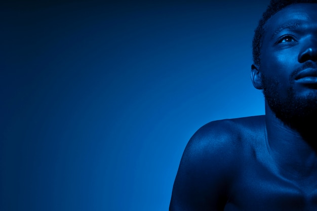 Foto gratuita uomo afroamericano nei toni del blu