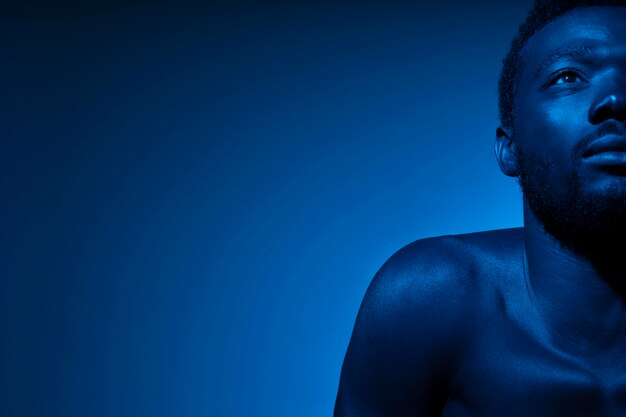 青い色調のアフリカ系アメリカ人の男