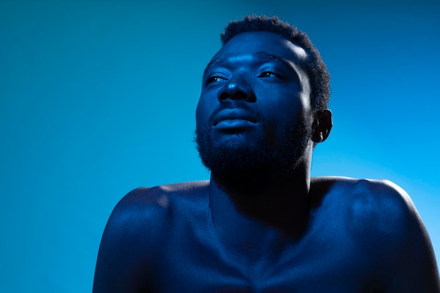 Foto gratuita uomo afroamericano nei toni del blu