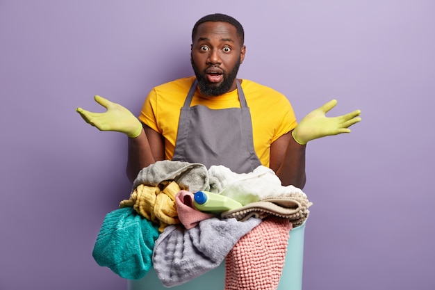 Foto gratuita uomo afroamericano che fa il bucato