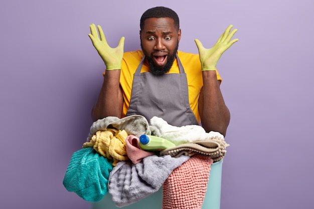 洗濯をしているアフリカ系アメリカ人の男