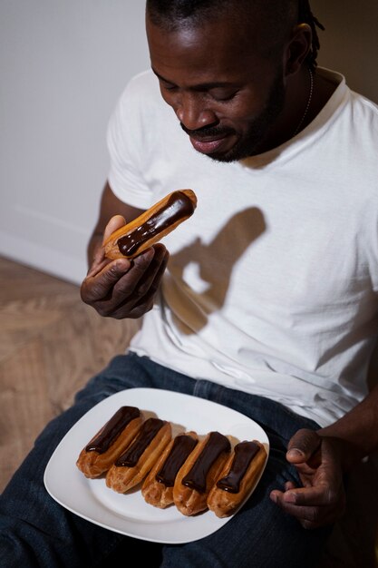 床で食べるアフリカ系アメリカ人の男