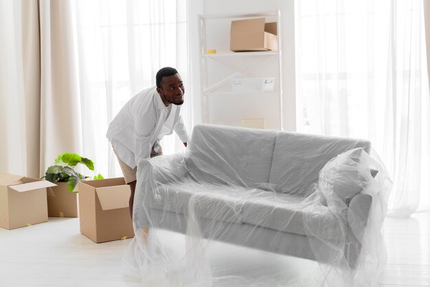 Афро-американский мужчина готовится к переезду в свой новый дом