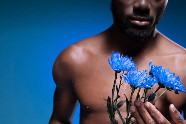 Афро-американский мужчина держит цветы