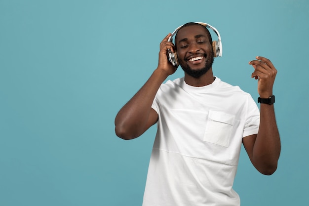 Free photo african american man listening to music on headphones