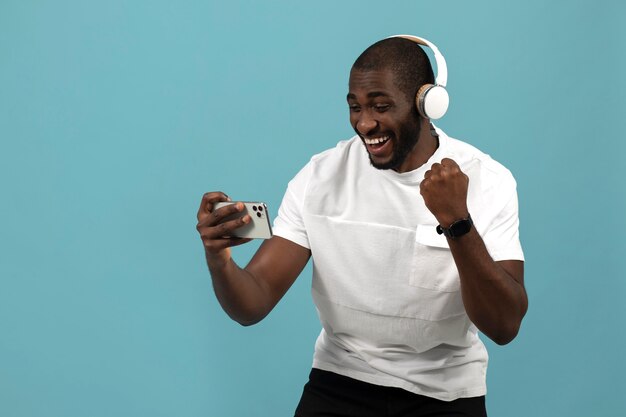 헤드폰으로 음악을 듣고 있는 아프리카계 미국인 남자