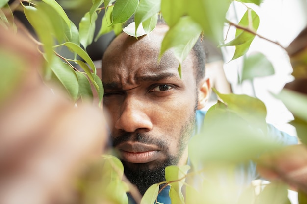 Foto gratuita uomo afroamericano in cerca di lavoro in luoghi insoliti a casa sua