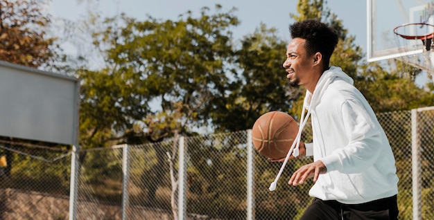 Foto gratuita uomo afroamericano che gioca a basket