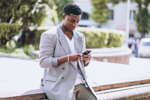 Бесплатное фото Афро-американский мужчина с помощью телефона