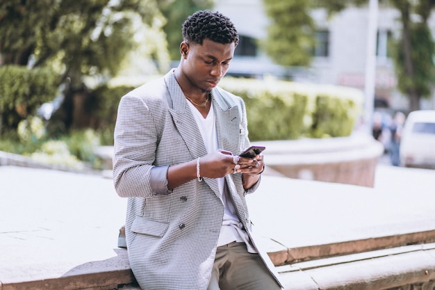 Uomo afroamericano che per mezzo del telefono