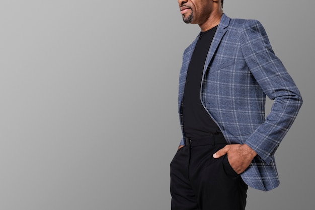 Foto gratuita uomo afroamericano che indossa blazer di flanella per pubblicità di abbigliamento