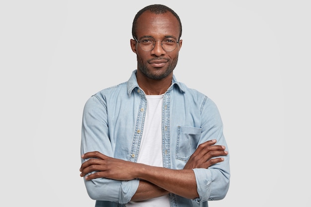 Free photo african-american man wearing round glasses