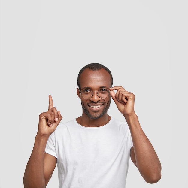 丸い眼鏡をかけているアフリカ系アメリカ人の男