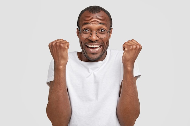 Free photo african-american man wearing round glasses