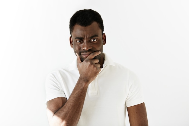 Афро-американский мужчина в белой футболке