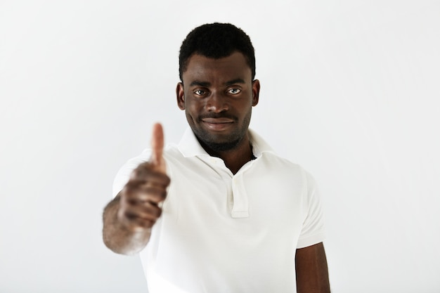 Free photo african-american man wearing white t-shirt