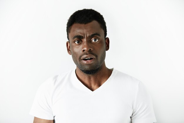 Free photo african-american man wearing white t-shirt