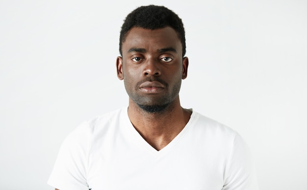 Free photo african-american man wearing white t-shirt