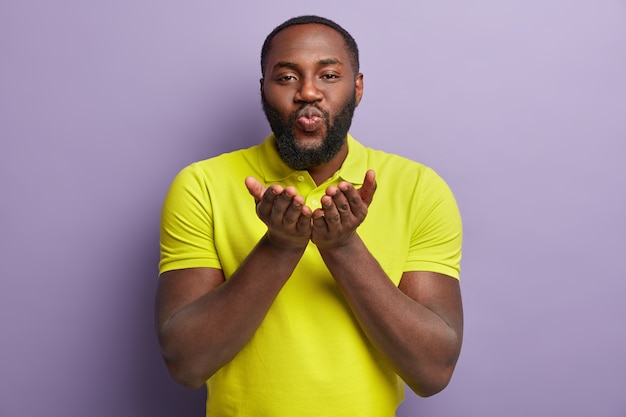 Free photo african american man wearing yellow t-shirt