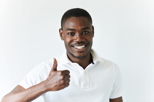 Free photo african american man in white t-shirt