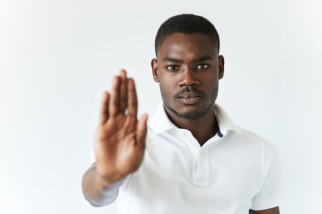 Афро-американский мужчина в белой футболке